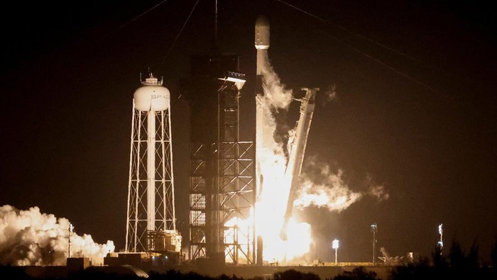 SPACE-EXPLORATION/MOON A SpaceX Falcon 9 rocket lifts off on the IM-1 mission with the Nova-C moon lander built and owned by Intuitive Machines from the Kennedy Space Center in Cape Canaveral, Florida, U.S., February 15, 2024. The mission will attempt to deliver science payloads to the surface of the moon for NASAs Commercial Lunar Payload Services program. REUTERS/Joe Skipper