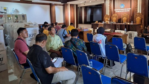 Suasana tunggu rekapitulasi hasil penghitungan perolehan suara di tingkat kecamatan di Kantor Camat Kuta Selatan, Jumat (16/2). (Istimewa)