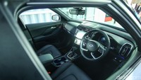 Perbedaan Creta Alpha juga terdapat di bagian interior, yaitu adanya logo khusus Creta, emblem baru, dan front seat yang dibordir secara khusus.
