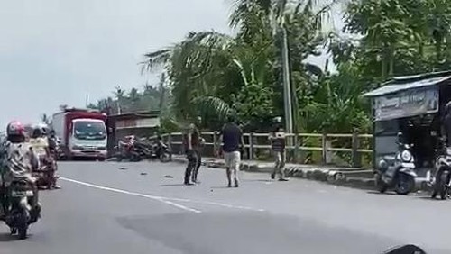 Tangkapan layar video viral dua pria yang sempat saling pandang berkelahi di sebelah jembatan gantung Jalan Rama, Semarapura Klod Kangin, Klungkung, Bali.
