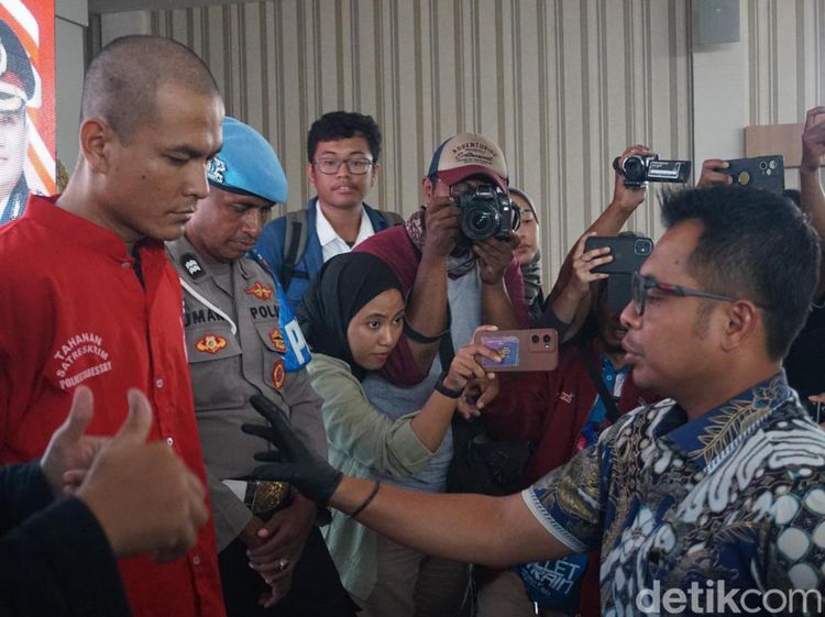 Penampakan Tersangka Penganiayaan Balita Hingga Tewas di Surabaya