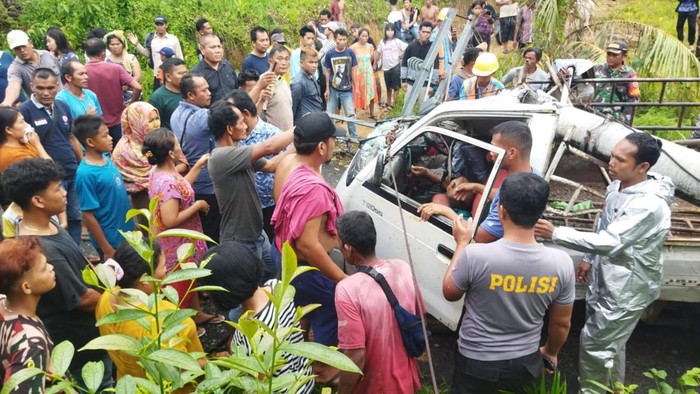 Tiang listrik yang timpa mobil.