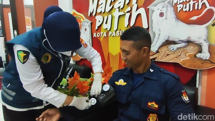 Tim dokter Polres Pasuruan Kota saat memeriksa petugas KPU RI.