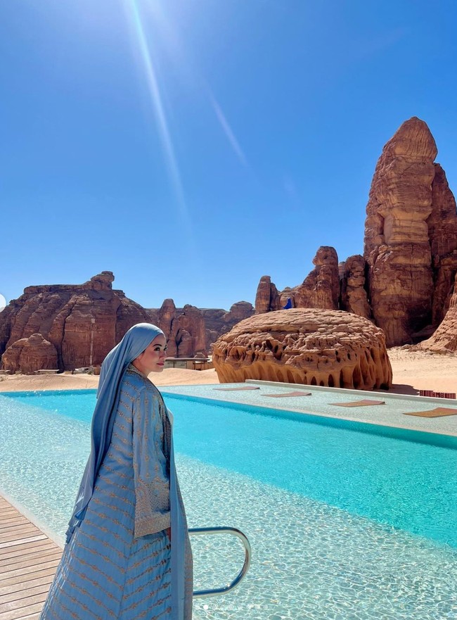Seperti yang diketahui, Al Ula belakangan menjadi destinasi yang banyak dikunjungi oleh para artis setelah menjalani umrah. Tampaknya Titi pun tak mau ketinggalan dan memilih melanjutkan perjalanannya ke Al Ula usai umrah di tanah suci Makkah. Foto: Instagram/@titi_kamall