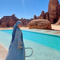 Seperti yang diketahui, Al Ula belakangan menjadi destinasi yang banyak dikunjungi oleh para artis setelah menjalani umrah. Tampaknya Titi pun tak mau ketinggalan dan memilih melanjutkan perjalanannya ke Al Ula usai umrah di tanah suci Makkah. Foto: Instagram/@titi_kamall