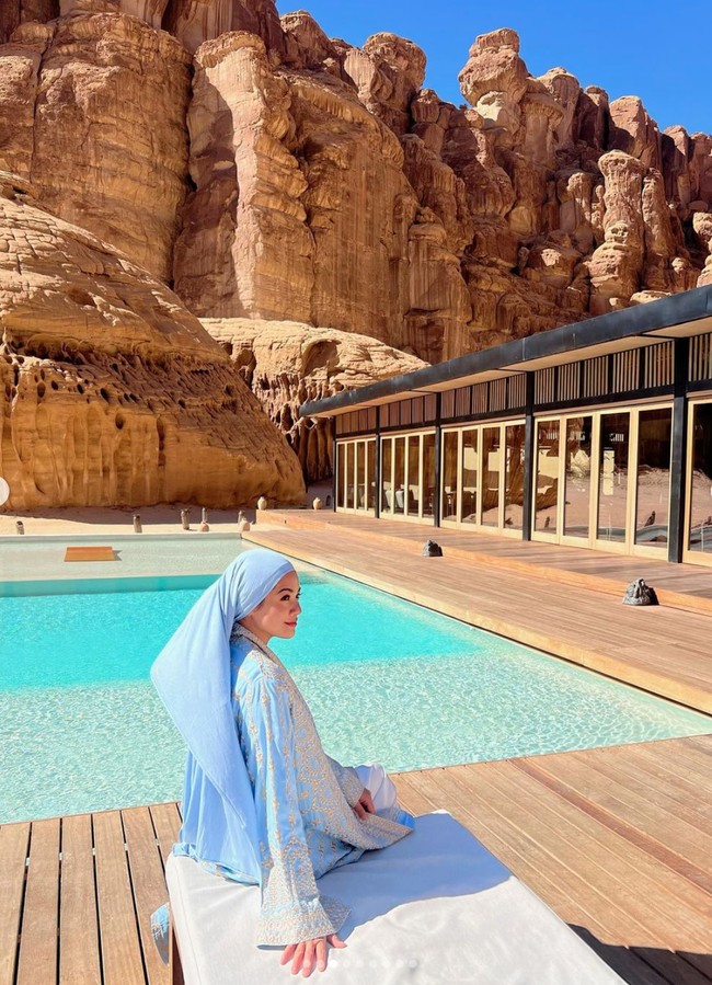 Mengenakan outfit berwarna biru, Titi Kamal tampil stylish. Gayanya pun tak kalah curi atensi. “Cantiknyaa,” puji salah seorang netizen. “MasyaAllah mbak @titi_kamall cantik banget klo d hijab tempat nya jg keren,” puji netizen lain. Foto: Instagram/@titi_kamall