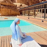 Mengenakan outfit berwarna biru, Titi Kamal tampil stylish. Gayanya pun tak kalah curi atensi. “Cantiknyaa,” puji salah seorang netizen. “MasyaAllah mbak @titi_kamall cantik banget klo d hijab tempat nya jg keren,” puji netizen lain. Foto: Instagram/@titi_kamall