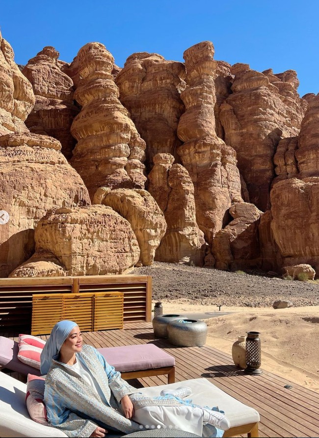 Titi memadukan gamis bermotifnya dengan style hijab turban. Memamerkan senyum sumringah, Titi tampak begitu bahagia dan menikmati momen liburannya tersebut. Foto: Instagram/@titi_kamall