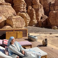 Titi memadukan gamis bermotifnya dengan style hijab turban. Memamerkan senyum sumringah, Titi tampak begitu bahagia dan menikmati momen liburannya tersebut. Foto: Instagram/@titi_kamall