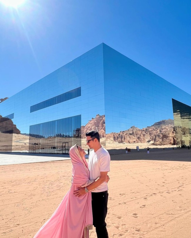 Bersama sang suami, Christian Sugiono, keduanya juga sempat memamerkan pose mesra mereka ketika berada di Al Ula usai umrah bareng. Sebelumnya netizen sempat dibuat heboh melihat Titi dan Tian yang umrah bareng. Pasalnya banyak yang mengira jika selama ini keduanya memiliki kepercayaan yang berbeda. Namun ternyata Tian sudah mualaf sebelum menikahi Titi. Hal itu diungkapkan oleh ibunda Titi. Foto: Instagram/@titi_kamall