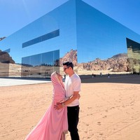 Bersama sang suami, Christian Sugiono, keduanya juga sempat memamerkan pose mesra mereka ketika berada di Al Ula usai umrah bareng. Sebelumnya netizen sempat dibuat heboh melihat Titi dan Tian yang umrah bareng. Pasalnya banyak yang mengira jika selama ini keduanya memiliki kepercayaan yang berbeda. Namun ternyata Tian sudah mualaf sebelum menikahi Titi. Hal itu diungkapkan oleh ibunda Titi. Foto: Instagram/@titi_kamall