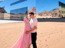 8 Foto Titi Kamal-Christian Sugiono ke Al Ula Usai Umrah Bareng, Tampil Mesra