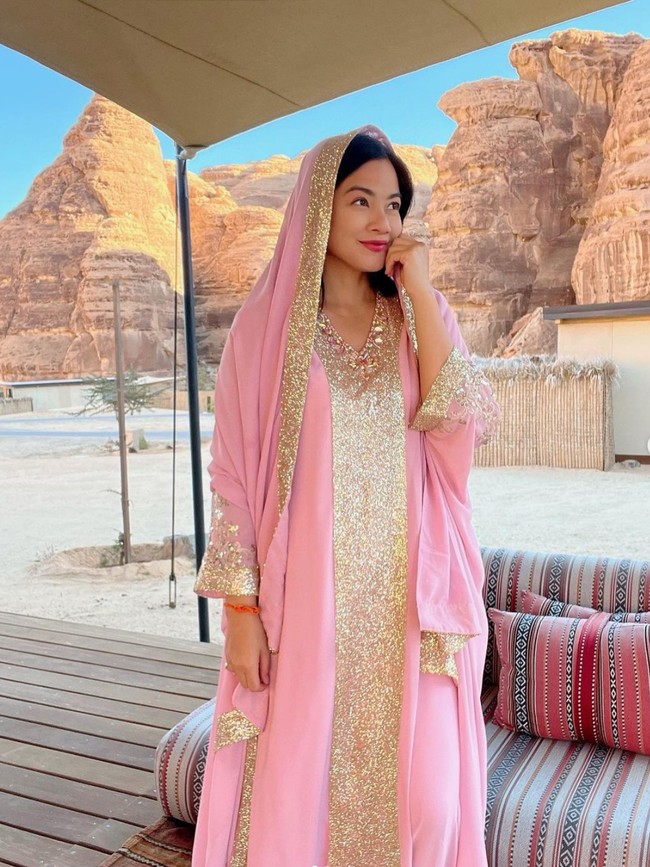 Tampil dengan gamis berwarna merah muda dengan campuran warna gold, Titi terlihat menawan. Ditambah riasan wajah minimalis, istri Christian Sugiono itu terlihat semakin cantik. Foto: Instagram/@titi_kamall