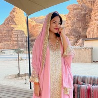 Tampil dengan gamis berwarna merah muda dengan campuran warna gold, Titi terlihat menawan. Ditambah riasan wajah minimalis, istri Christian Sugiono itu terlihat semakin cantik. Foto: Instagram/@titi_kamall