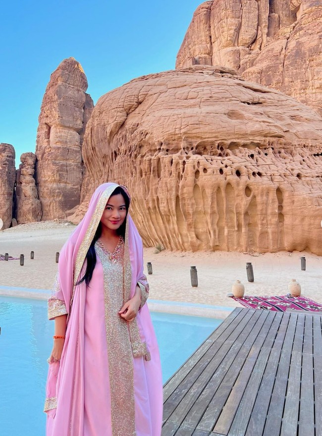 Berpose di depan kolam renang, Titi tampak memamerkan pemandangan indah bukit bebatuan di bagian belakangnya. Foto: Instagram/@titi_kamall