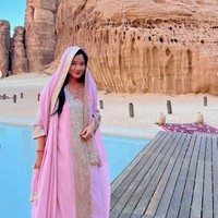 Berpose di depan kolam renang, Titi tampak memamerkan pemandangan indah bukit bebatuan di bagian belakangnya. Foto: Instagram/@titi_kamall