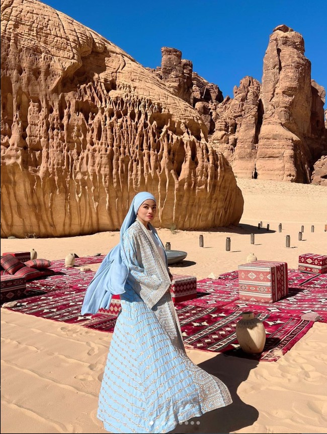 Melalui unggahan terbaru di akun Instagram pribadinya Titi Kamal membagikan foto-foto dirinya ketika berada di Al Ula. Seperti biasa, wanita 42 tahun itu selalu berhasil tampil cantik dan menawan. Mengenakan busana tertutup, penampilan Titi dibanjiri pujian netizen. Foto: Instagram/@titi_kamall