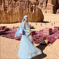 Melalui unggahan terbaru di akun Instagram pribadinya Titi Kamal membagikan foto-foto dirinya ketika berada di Al Ula. Seperti biasa, wanita 42 tahun itu selalu berhasil tampil cantik dan menawan. Mengenakan busana tertutup, penampilan Titi dibanjiri pujian netizen. Foto: Instagram/@titi_kamall