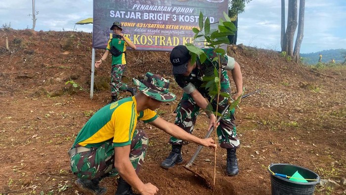 TNI tanam pohon di Desa Pucak, Maros dalam rangka HUT ke-63 Kostrad.