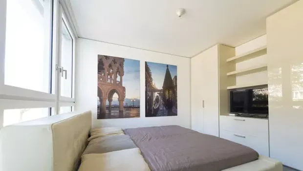TV di kamar tidur/Mats Silvan/Getty Images via The Spruce