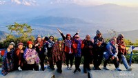 Annapurna dan jajaran pegunungan himalaya di kejauhan