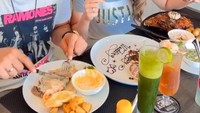 Pasangan suami istri ini tetap kompak dan sering terlihat saat makan bersama. Via Vallen yang memesan iga bakar menawarkan suaminya untuk mencicipi kelezatannya. Foto: Instagram/viavallen