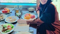 Pergi umroh bersama dimanfaatkan Via dan suami sebagai waktu mendekatkan diri kepada Allah SWT. Sarapan paginya tak hanya sehat tetapi juga disuguhkan dengan pemandangan Masjidil Haram. Foto: Instagram/viavallen