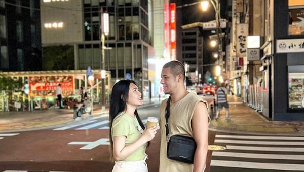 Via Vallen Hamil, Ini Momen Romantis Saat Kulineran Bareng Suami