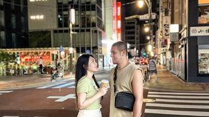 Via Vallen Hamil, Ini Momen Romantis Saat Kulineran Bareng Suami