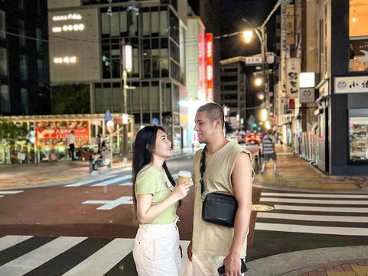 Via Vallen Hamil, Ini Momen Romantis Saat Kulineran Bareng Suami