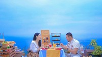 Setelah menikah hampir 2 tahun, pasangan ini selalu romantis. Berkelana untuk makan di restoran yang unik dilakoni agar tetap hubungannya tetap hangat. Foto: Instagram/viavallen
