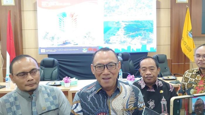 Wali Kota Cilegon Helldy Agustian (kedua dari kiri)-(Iqbal/detikcom)