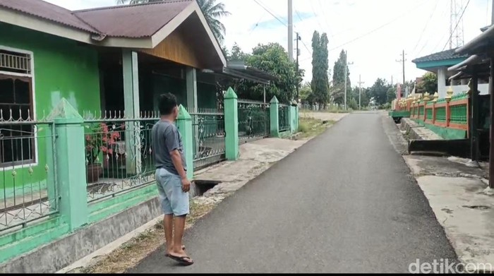 Warga menunjukkan lokasi remaja berteriak yang kehilangan sandal
