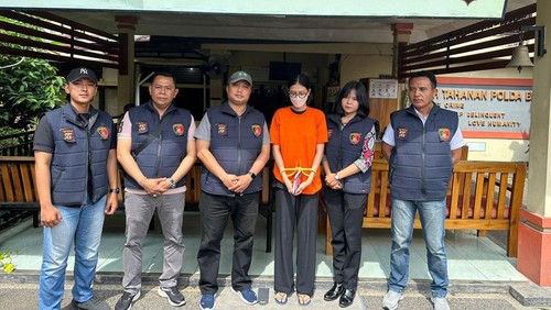 Zhafira Devi Liestiatmaja, selebgram pembunuh dan membuang bayi di Bandara Internasional I Gusti Ngurah Rai saat akan dilimpahkan oleh polisi. (Dok Polres Kawasan Bandara Internasional I Gusti Ngurah Rai)