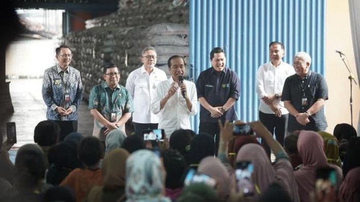 Zulkifli Hasan dampingi Jokowi di Cibitung, Bekasi, Jabar menyalurkan bantuan beras.
