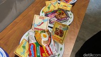 Warmindo Poernama ruangannya luas untuk nongkrong, tersedia juga berbagai board game hingga permainan kartu untuk pengunjung. Foto: detikFood