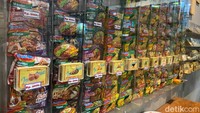 Pengunjung bisa memilih menu mie instan yang diinginkan. Ada beberapa kartu topping seperti sosis, telur hingga bakso mercon yang bisa dipilih, baru setelah itu bayar di kasir, nanti akan diberikan nomor antrian. Foto: detikFood