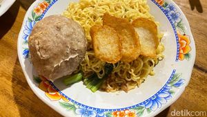 Ada Mie Instan dengan Bakso Mercon Pedas Meledak di Warkop Ini