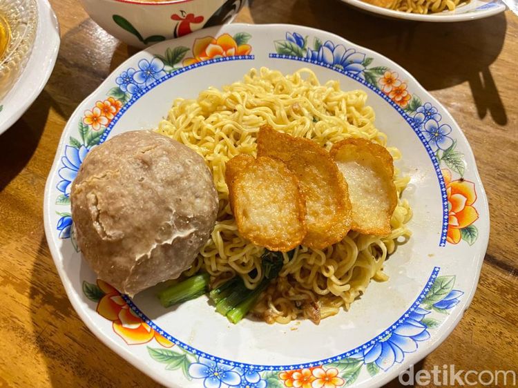 Ada Mie Instan dengan Bakso Mercon Pedas Meledak di Warkop Ini