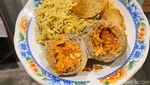 Ada Mie Instan dengan Bakso Mercon Pedas Meledak di Warkop Ini