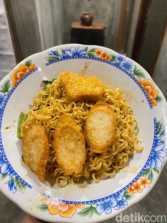 Ada Mie Instan dengan Bakso Mercon Pedas Meledak di Warkop In