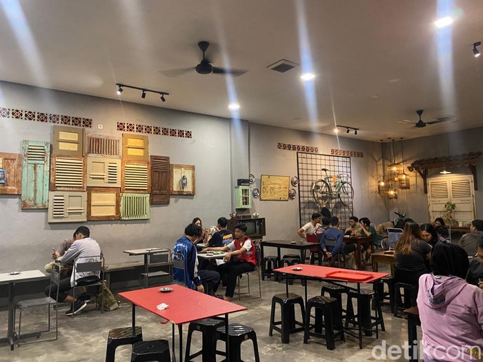Ada Mie Instan dengan Bakso Mercon Pedas Meledak di Warkop In Ada Mie Instan dengan Bakso Mercon Pedas Meledak di Warkop In