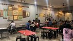 Ada Mie Instan dengan Bakso Mercon Pedas Meledak di Warkop Ini