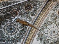 Buaya Berusia 500 Tahun Digantung di Atap Gereja Ini