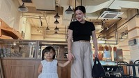 Mantan pemain sinetron ini juga kerap nongkrong di kafe. Momen ini dibagikan olehnya ketika berada di kafe yang berlokasi di Dharmawangsa Square. Foto: Instagram @alicenorin