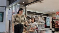 Alice juga suka berbelanja di supermarket bersama sang putri. Ini momennya ketika berbelanja di Ranch Market. Foto: Instagram @alicenorin