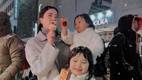 Tak hanya itu, tapi Alice juga menikmati marshmallow berisikan es krim. Momen itu tampak manis, karena ia menikmati bersama kedua putrinya. Foto: Instagram @alicenorin