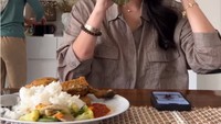 Alice Norin juga suka makanan rumahan. Ini momennya saat menikmati nasi dengan lauk ayam goreng dan capcay. Tak lupa menikmati es matcha buatan asisten rumah tangga di rumahnya. Foto: Instagram @alicenorin
