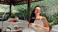 Momen liburan Alice Norin juga pernah dibagikan ketika dirinya berada di Bali. Ia menikmati tea time bersama aneka dessert di sebuah resort. Foto: Instagram @alicenorin