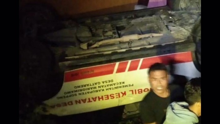 Ambulans di Soppeng terbalik.